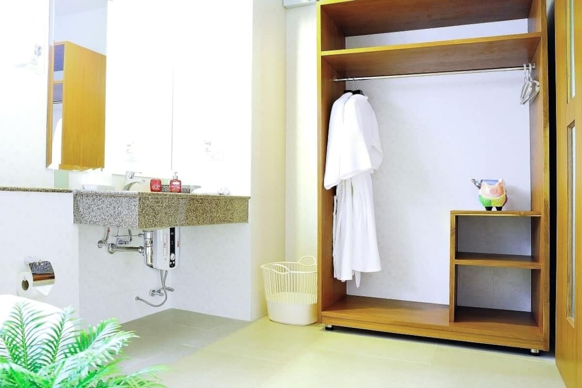 deluxe twin room | bathroom | shower, free toiletries, hair dryer, bathrobes