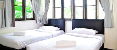 3-Bedroom House | Blackout drapes, free WiFi, bed sheets