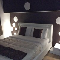 Edredones de plumas, minibar, escritorio y wifi gratis