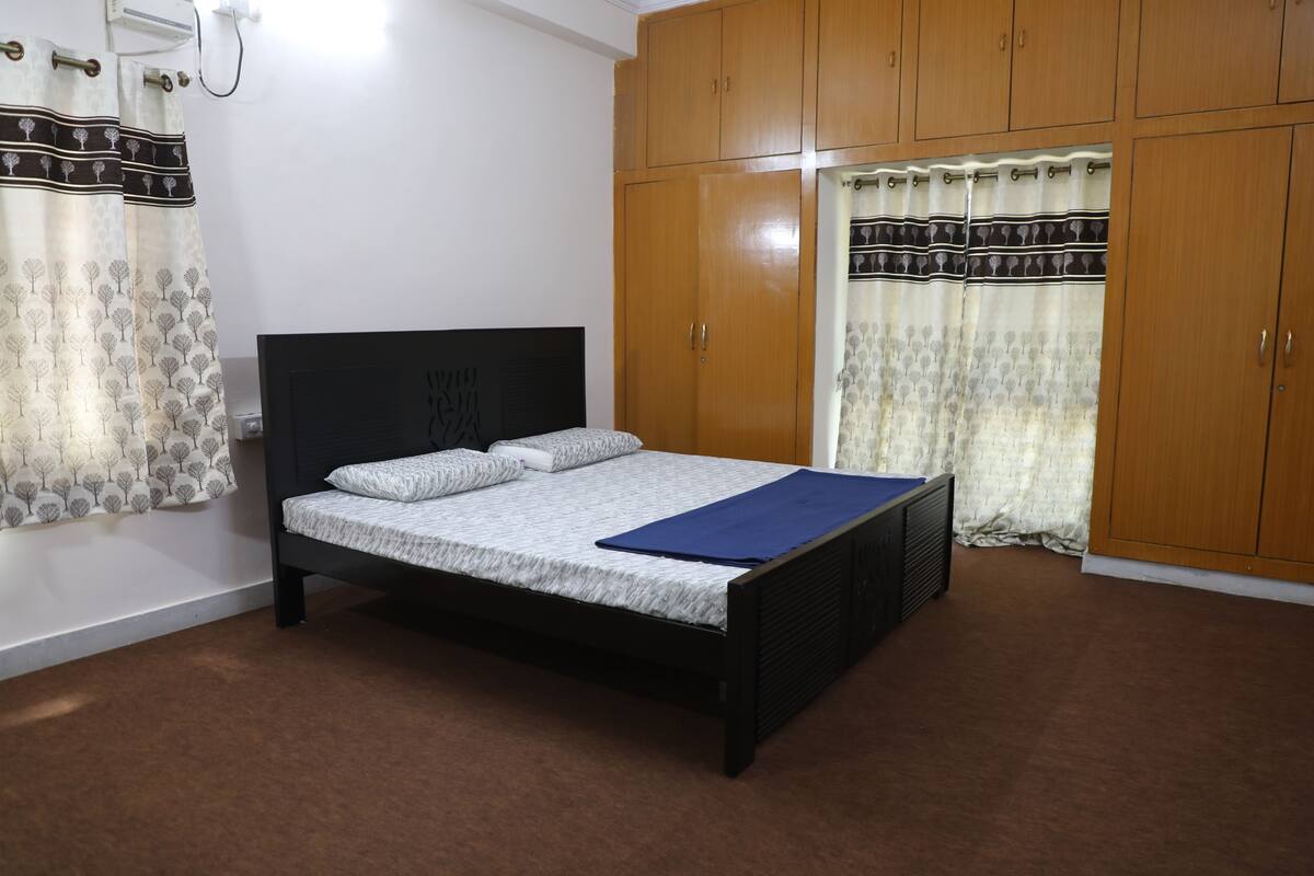Quarto casal luxo de uso individual, 1 cama de casal | Cofres nos quartos, espaço de trabalho para notebook, cortinas blackout