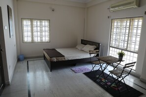 Quarto casal ou duplo básico, 1 cama Queen, para não fumantes | Cofres nos quartos, espaço de trabalho para notebook, cortinas blackout