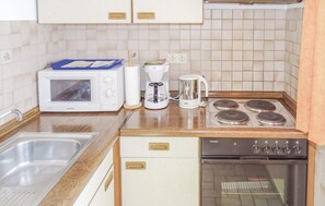 Kühlschrank, Herdplatte, Wasserkocher mit Kaffee-/Teezubehör