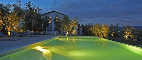 Ulkouima-allas, aurinkovarjoja, aurinkotuoleja