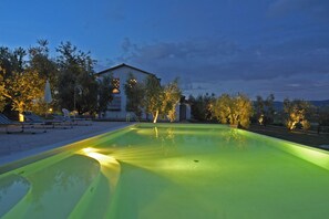 Utomhuspool, parasoller och solstolar