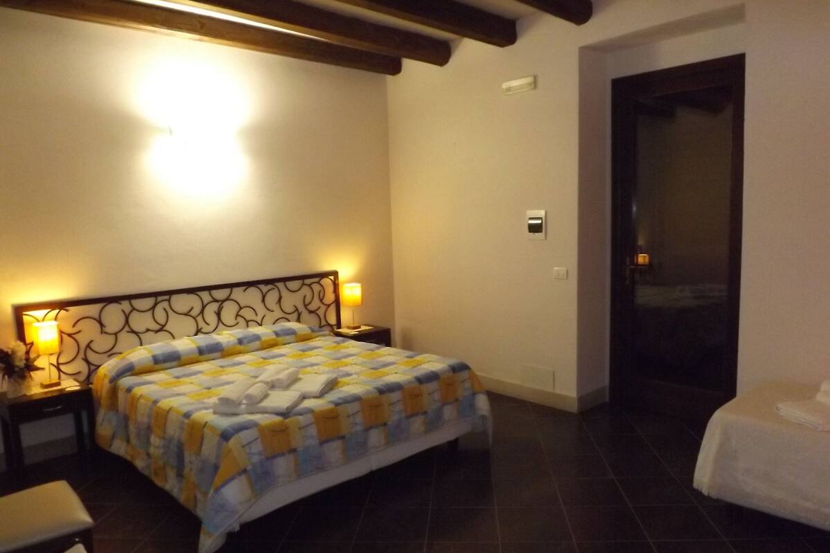 Ropa de cama de alta calidad, escritorio, cunas y wifi gratis 
