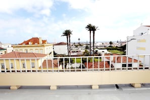 Apartment, 3 Bedrooms, Balcony, City View (3E) | View from room