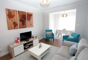 Appartement, 3 chambres, balcon, vue sur la ville (2D) | Aire de séjour | Téléviseur ACL