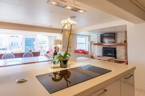 Refrigerador con freezer, microondas, horno, placa de cocina