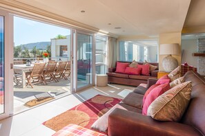 Superior-Haus | Wohnbereich | Flachbildfernseher, Kamin