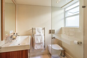 Superior huis | Badkamer | Een aparte badkuip en douche, een diep bad, een regendouche