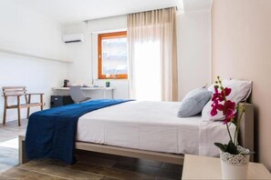 Quarto triplo superior | Roupas de cama premium, frigobar, escrivaninha, quartos à prova de som