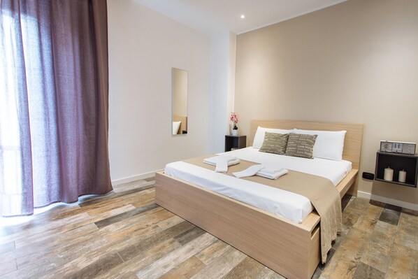 Quarto casal ou duplo superluxo | Roupas de cama premium, frigobar, escrivaninha, quartos à prova de som