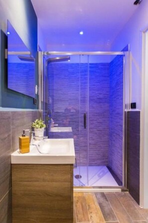 Camera Luxury con letto matrimoniale o 2 letti singoli | Bagno | Doccia, doccia idromassaggio, set di cortesia gratuito, asciugacapelli
