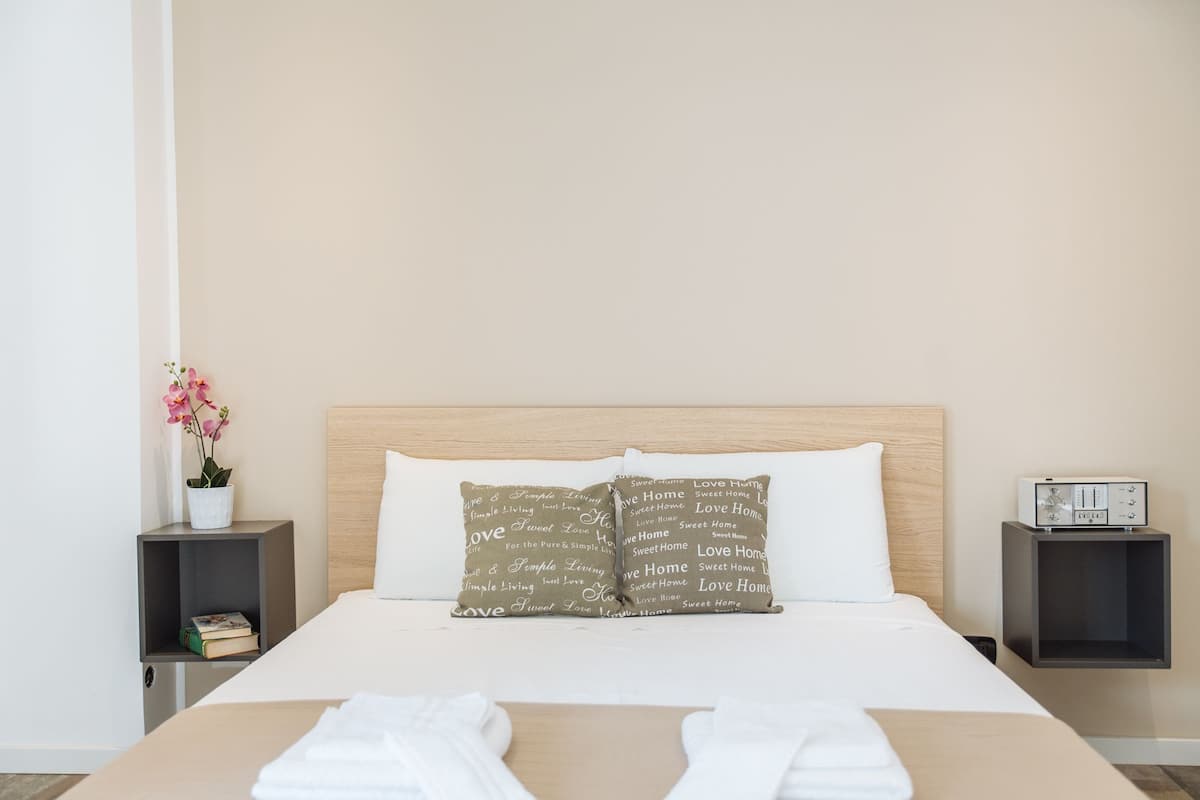 Sängtillbehör av högsta kvalitet, minibar, skrivbord och ljudisolering