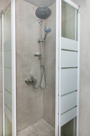 Bathroom shower - Perfect Modern Studio (Athens)