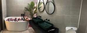 Apartment, 4 Bedrooms, Sea View | Bathroom