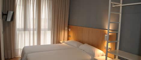 Tomannsrom – basic | Blendingsgardiner, lydisolert, ekstrasenger (mot et tillegg) og sengetøy