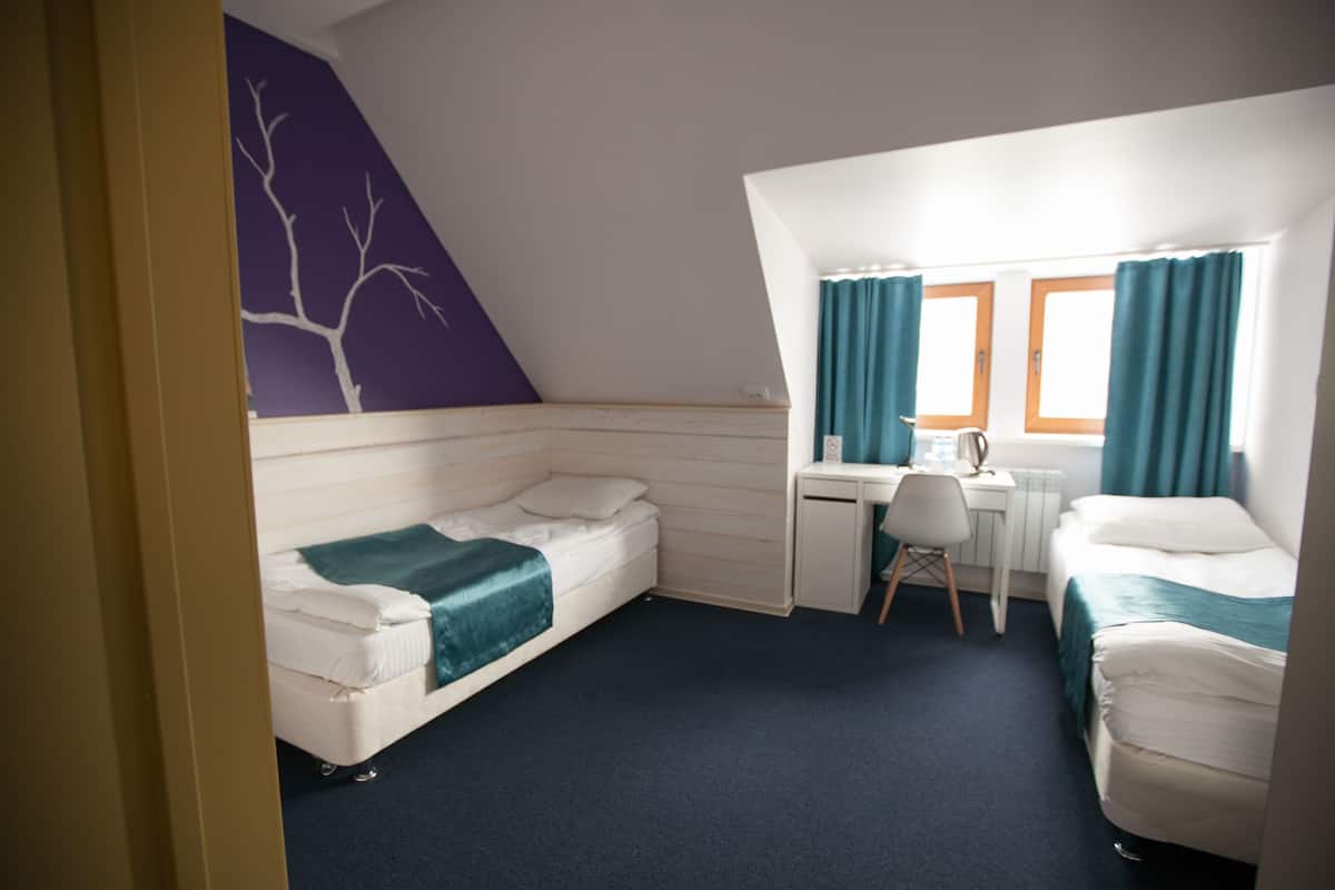 Kahden hengen standard-huone (kaksi sänkyä), tupakointi kielletty | Työpöytä, silitysrauta/-lauta, ilmainen Wi-Fi, vuodevaatteet