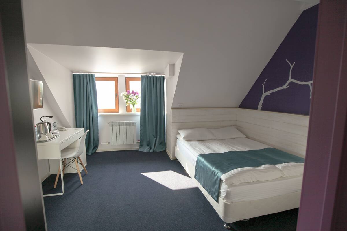 Kamar Double Standar, Bebas Asap Rokok | Meja kerja, setrika/meja setrika, Wi-Fi gratis, dan seprai linen