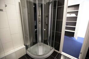 Kahden hengen superior-huone (yksi tai kaksi sänkyä), tupakointi kielletty | Kylpyhuone | Suihku, ilmaiset hygieniatuotteet, hiustenkuivaaja, tohvelit