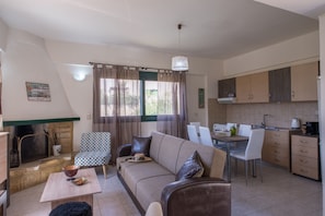 Apartament, 1 dormitori | Sala d'estar | Televisor