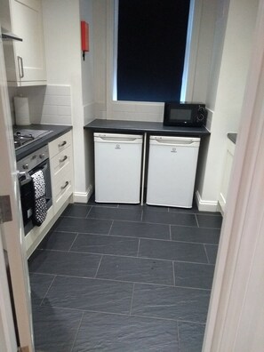 デラックス アパートメント 禁煙 | 専用キッチン | 大型冷蔵庫、電子レンジ、オーブン、電気ポット