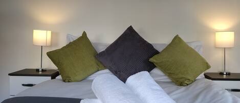 Deluxe-Apartment, Nichtraucher | 2 Schlafzimmer, schallisolierte Zimmer, Bügeleisen/Bügelbrett