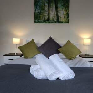 Deluxe Apartment, Non Smoking | 2 bedrooms, soundproofing, iron/ironing board, free WiFi