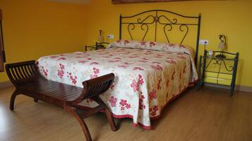 Een strijkplank/strijkijzer, gratis babybedden, gratis wifi, beddengoed