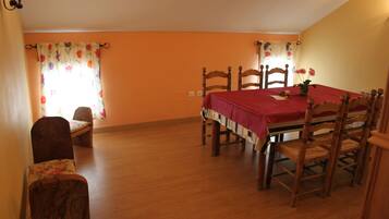 Appartement, 2 slaapkamers | Dineren op de kamer