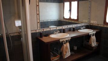 Dusche, Haartrockner, Handtücher