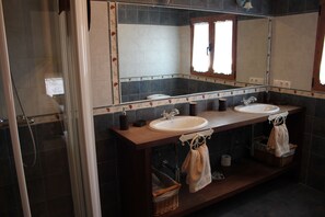 Shower, hair dryer, towels - El Rincon del Labrador (Castromonte)