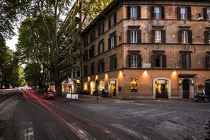 A multi-story building with a ground-floor restaurant and a sign reading "CISSELLA L'ARTE." - Giselda Home (Rome)