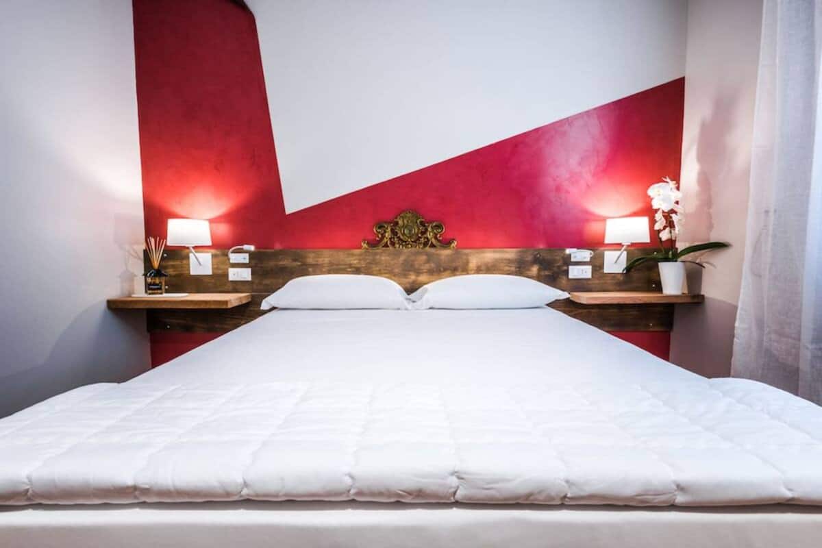 Camera con letto matrimoniale o 2 letti singoli, bagno privato | Minibar, una cassaforte in camera, con arredamento individuale