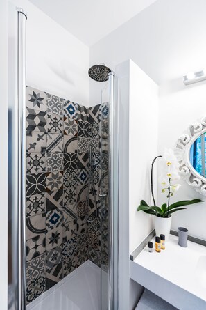 Quadruple Room, Private Bathroom | Bathroom shower - Giselda Home (Rome)