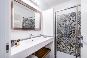 Double or Twin Room, Private Bathroom | Bathroom | Shower, free toiletries, hair dryer, bidet - Giselda Home (Rome)