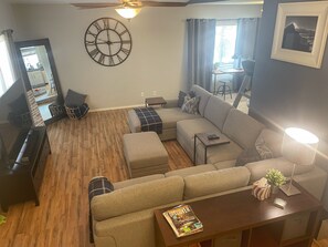 Smart-TV, Kamin, Stereoanlage