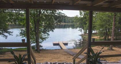 Quiet Lake Front Cabin!