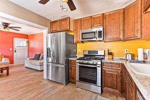 Jääkaappi, mikroaaltouuni, uuni, liesi