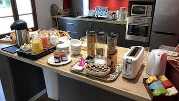 Petit-déjeuner buffet (6 EUR par personne)