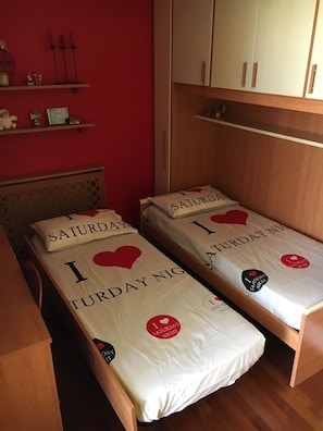 Eenvoudige kamer, 1 twee- of 2 eenpersoonsbedden, terras | Een bureau, gratis wifi