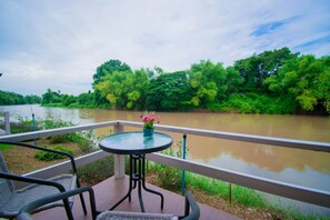 Standard Room with River View | Vistas desde la habitación