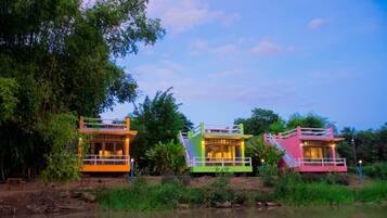 Standard Room with River View | Verduisterende gordijnen, extra bedden, gratis wifi