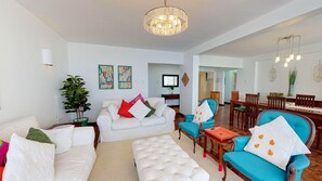 经典公寓, 2 间卧室, 无烟房 | 客厅 | 42-英寸纯平电视 （配备有线频道）、电视