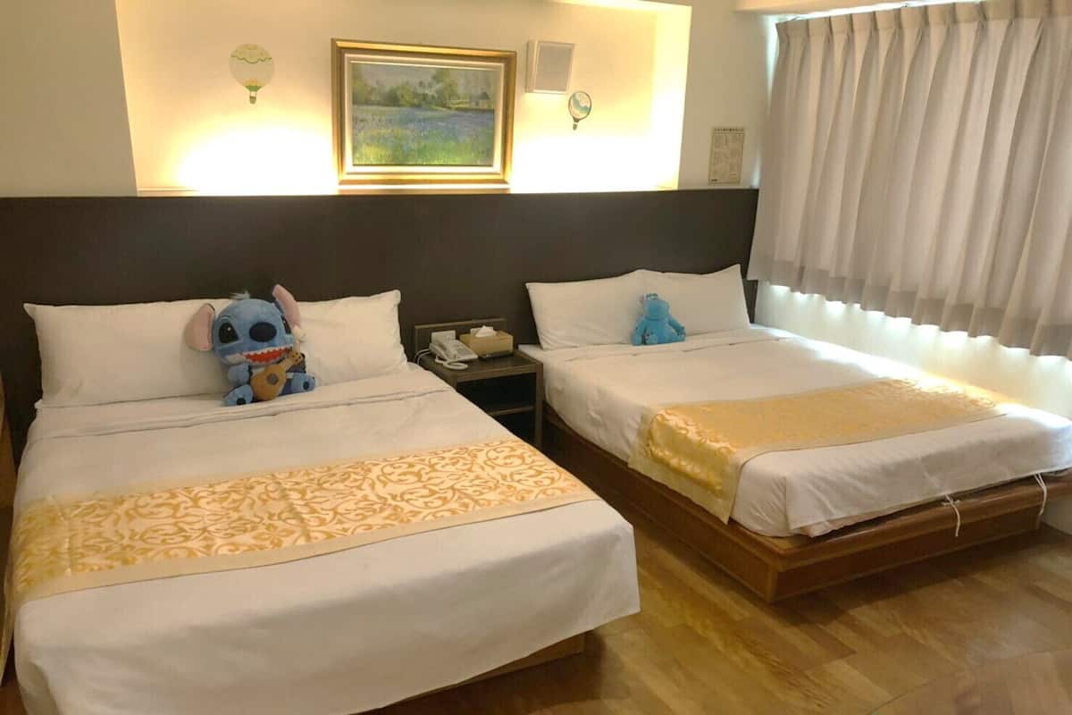 Habitación cuádruple, 2 camas matrimoniales | Insonorización, wifi gratis y ropa de cama