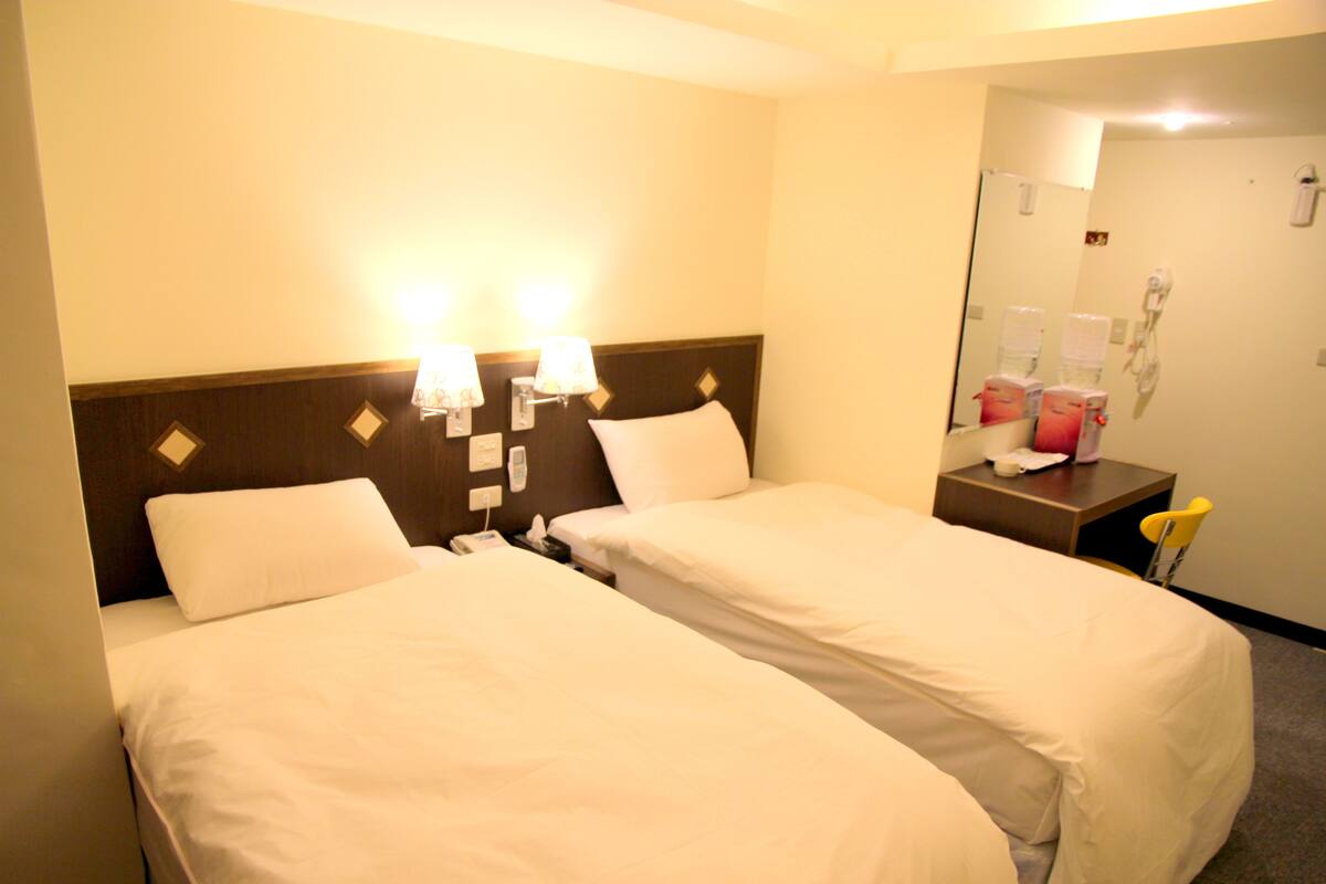 Twin Room, 2 Twin Beds | Soundproofing, WiFi (free), bed sheets