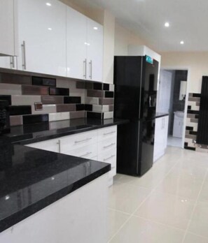 Full-size fridge, microwave, oven, stovetop - Lyndhurst House (Luton)