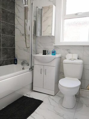 Separate tub and shower, hair dryer, towels - Lyndhurst House (Luton)