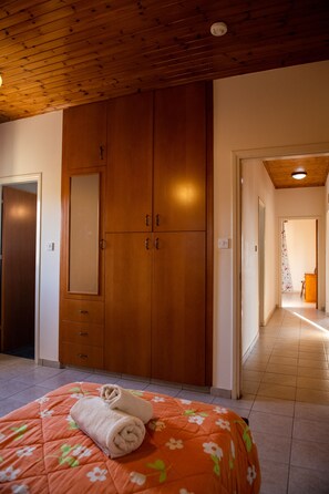 3 kamar tidur, brankas, dan setrika/meja setrika