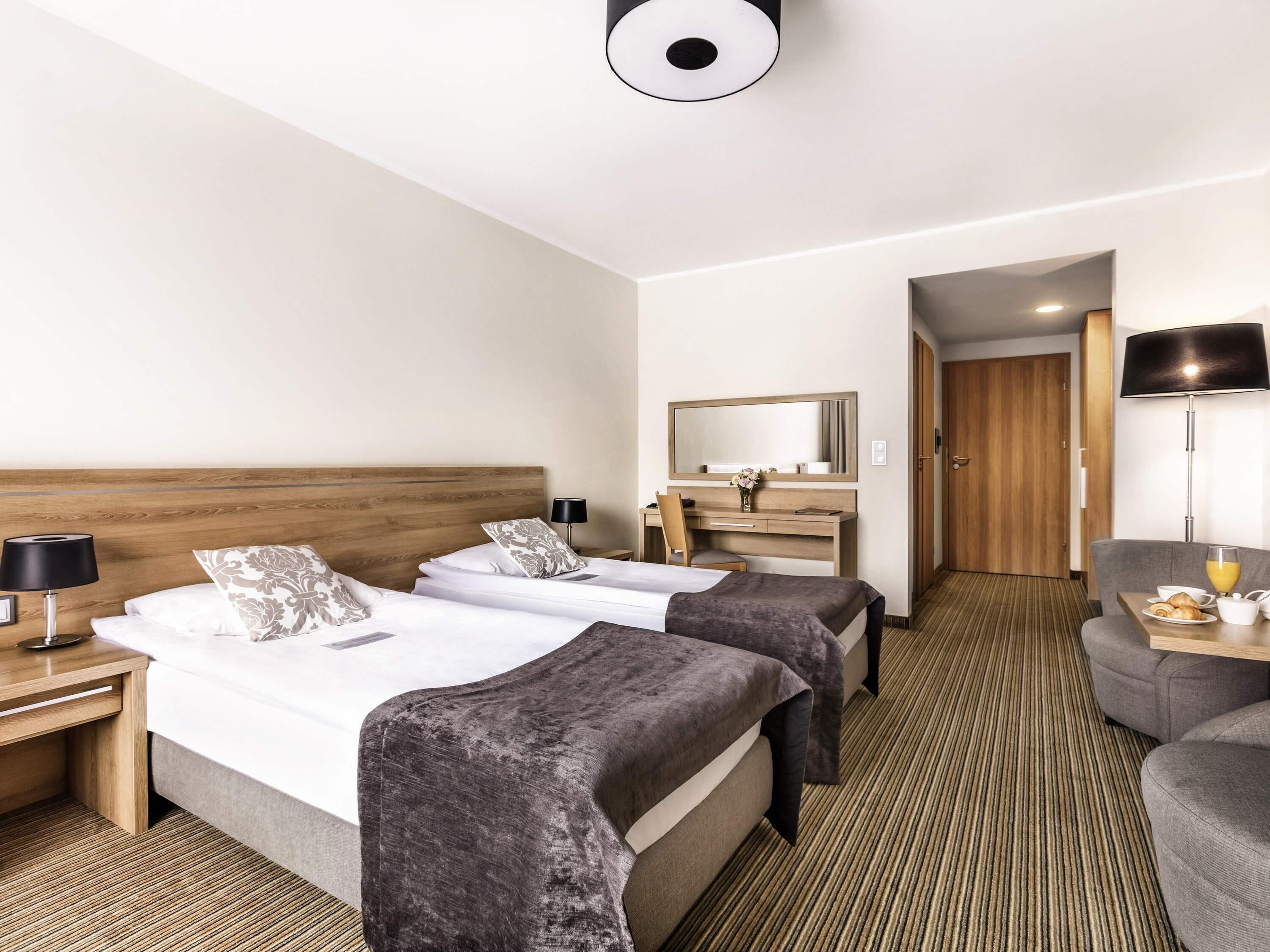 Standard Room, 2 Twin Beds | Premium bedding, in-room safe, desk, laptop workspace